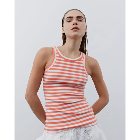 ElanaSW top in the color coral striped. It has a regular fit, ensuring a comfortable fit, and is made of 97% organic cotton. The striped pattern adds a fresh and lively touch to your outfit, and the top can easily be styled for both casual and more formal occasions.