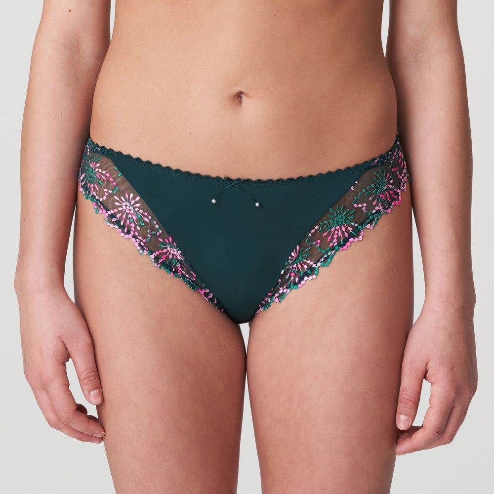 Playful and feminine: That’s the perfect way to describe these Italian briefs. The embroidery at the back adds a seductive touch. Jungle Kiss features a bold and captivating color twist of white, dark green, and fuchsia.