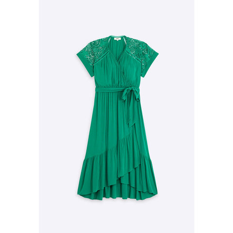 Long fluid dress with lace details -Polo-effect wrap-around collar -Short sleeves -Tone-on-tone removable belt to tie -Ruffle on the bottom of the dress and elastic waist
